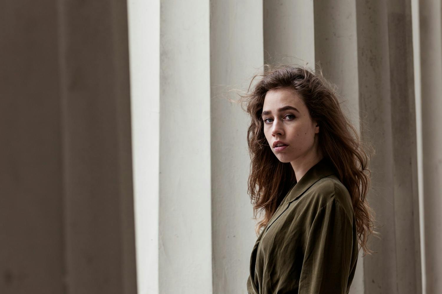 Porträttfoto av ung kvinna